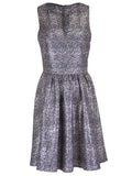 Vestido de fiesta con detalles recortados y brillo metálico dorado de Everly Brand