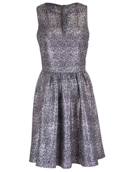 Vestido de fiesta con detalles recortados y brillo metálico dorado de Everly Brand