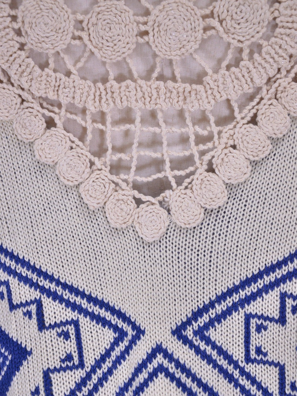 Poncho grande con flecos y espalda bordada con diseño tribal azteca de la marca Pink Owl