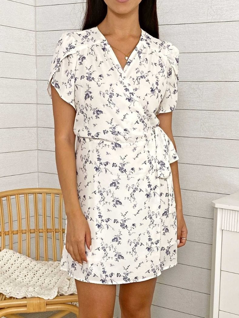 Vestido cruzado con estampado floral y cintura anudada 