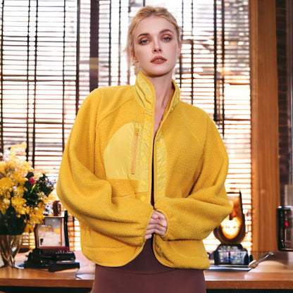 Chaqueta de piel de oveja texturizada con botones en la parte delantera