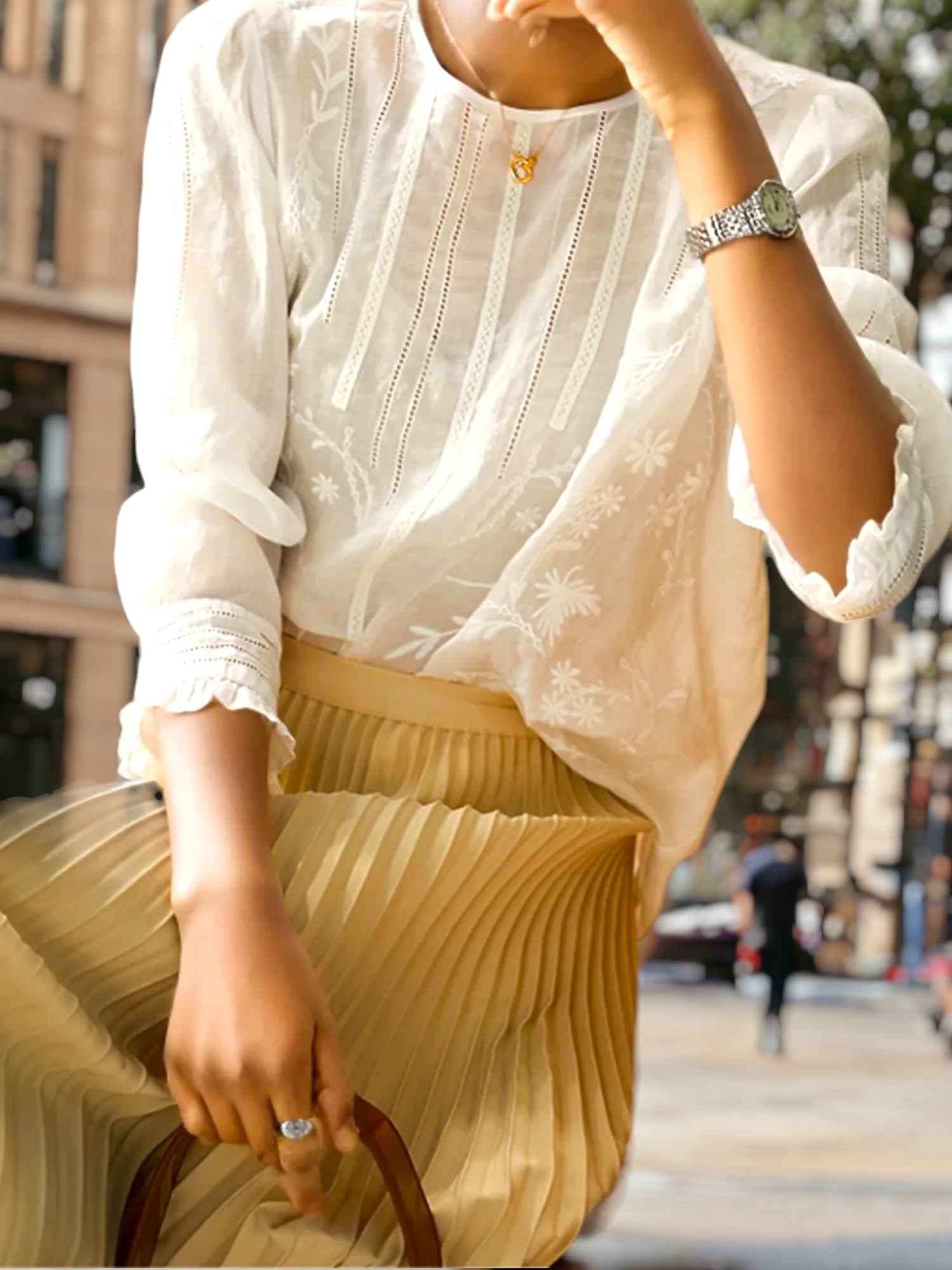 Blusa de ramio elástica longitudinal ahuecada con patrón de flores bordada