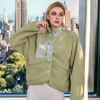 Chaqueta de piel de oveja texturizada con botones en la parte delantera