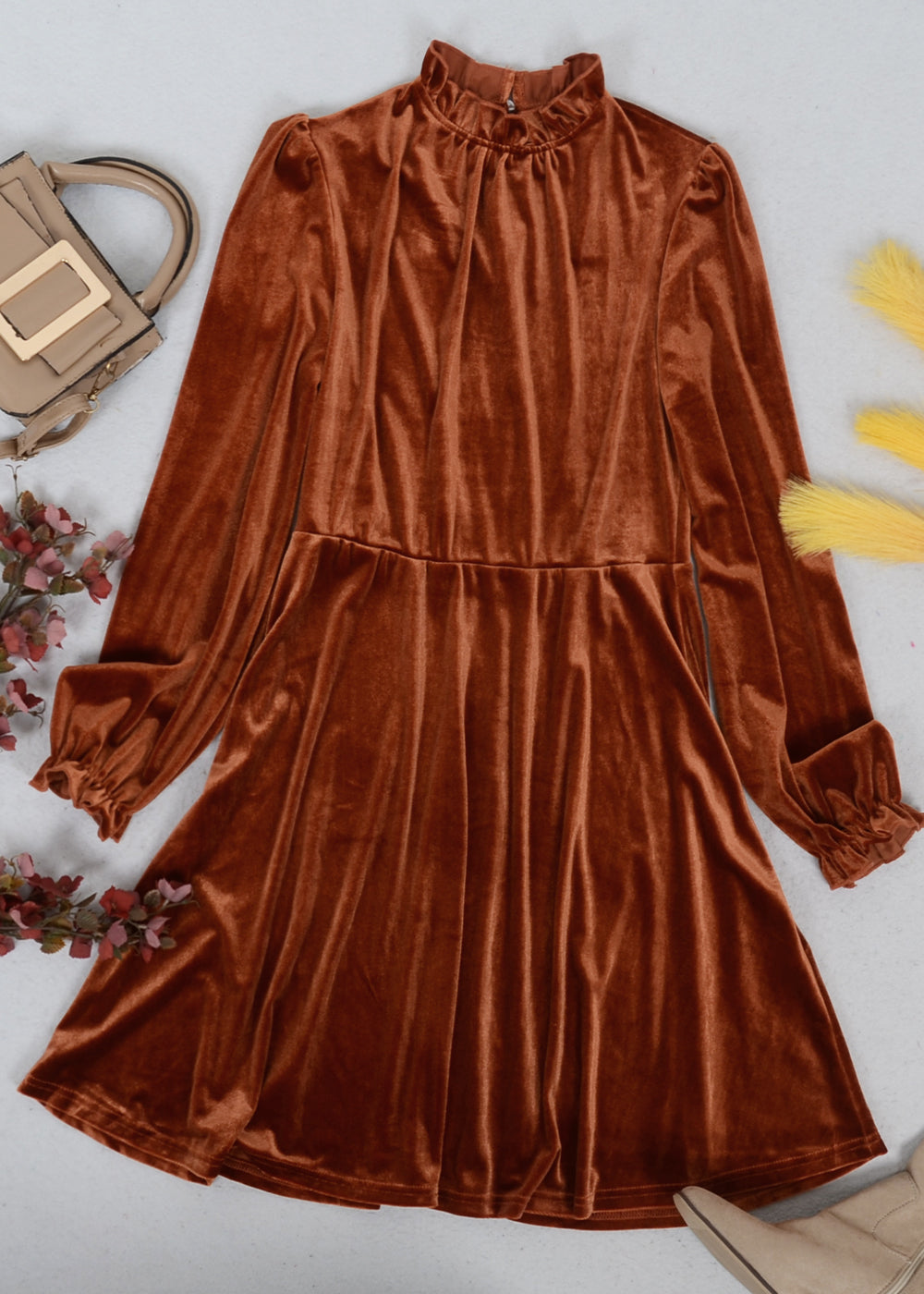 Vestido de terciopelo con cuello con volantes