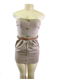 Vestido de mujer con cinturón de piel sintética, cintura ceñida, botones dorados y sin tirantes en color topo