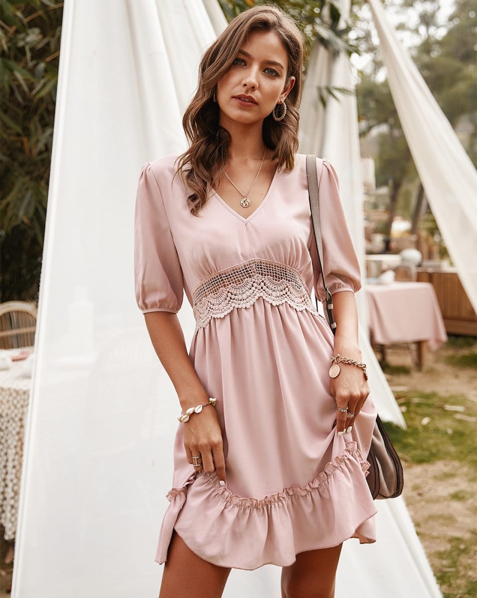 Vestido túnica con volantes y cintura de encaje