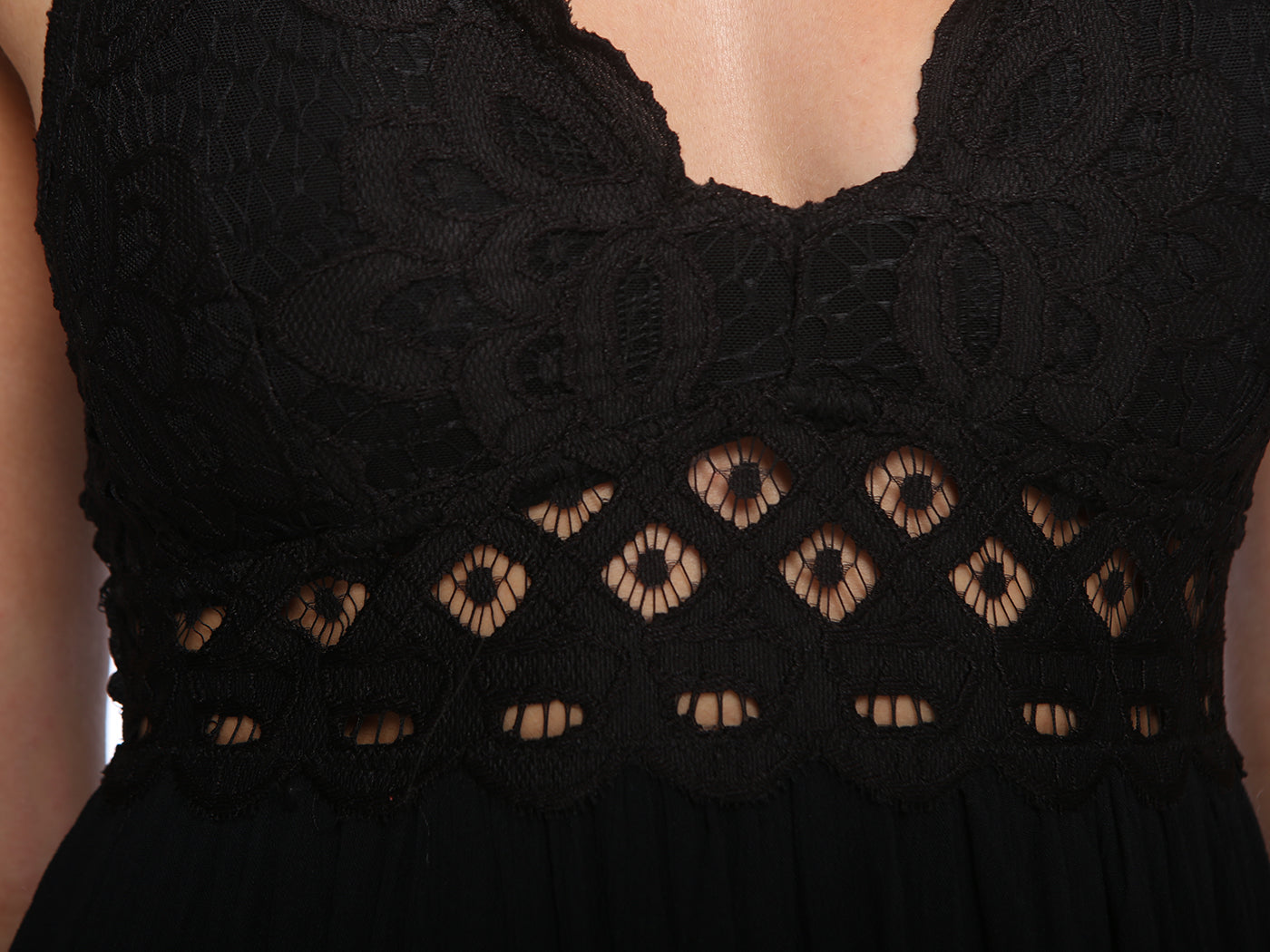 Vestido asimétrico con volantes y encaje festoneado