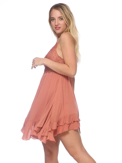 Vestido asimétrico con volantes y encaje festoneado