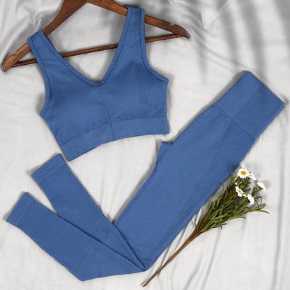 Conjunto cómodo de fitness y yoga