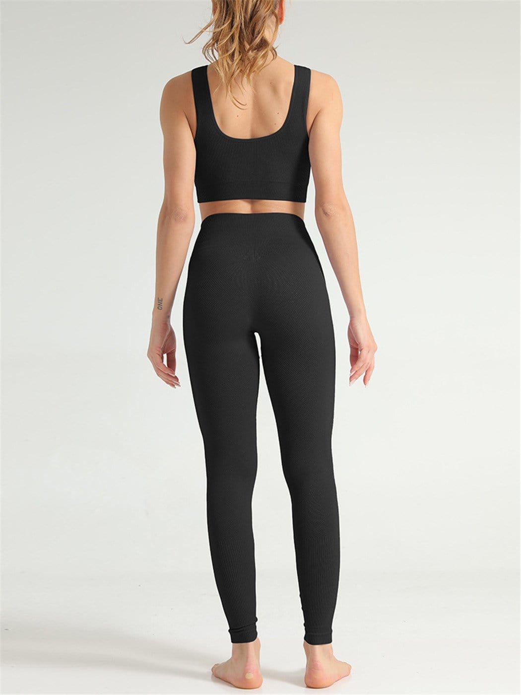 Conjunto cómodo de fitness y yoga