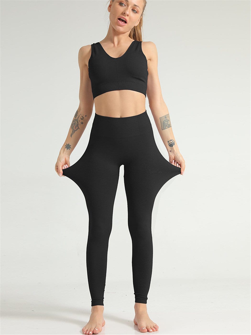 Conjunto cómodo de fitness y yoga