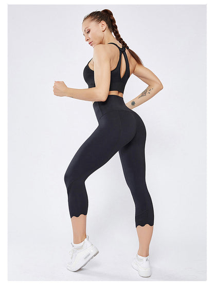 Pantalones de yoga festoneados diseñados con láser
