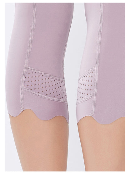 Pantalones de yoga festoneados diseñados con láser