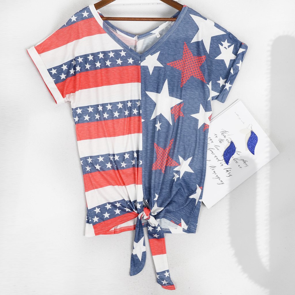 Camisa con cuello en V, estampado de bandera y lazo en la parte delantera