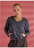 Chaqueta deportiva con capucha y manga larga de color liso