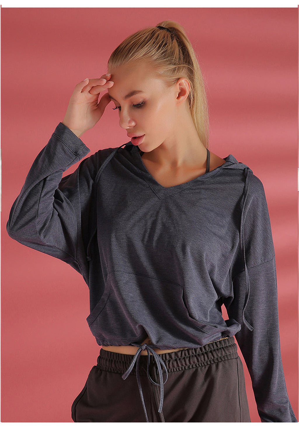Chaqueta deportiva con capucha y manga larga de color liso