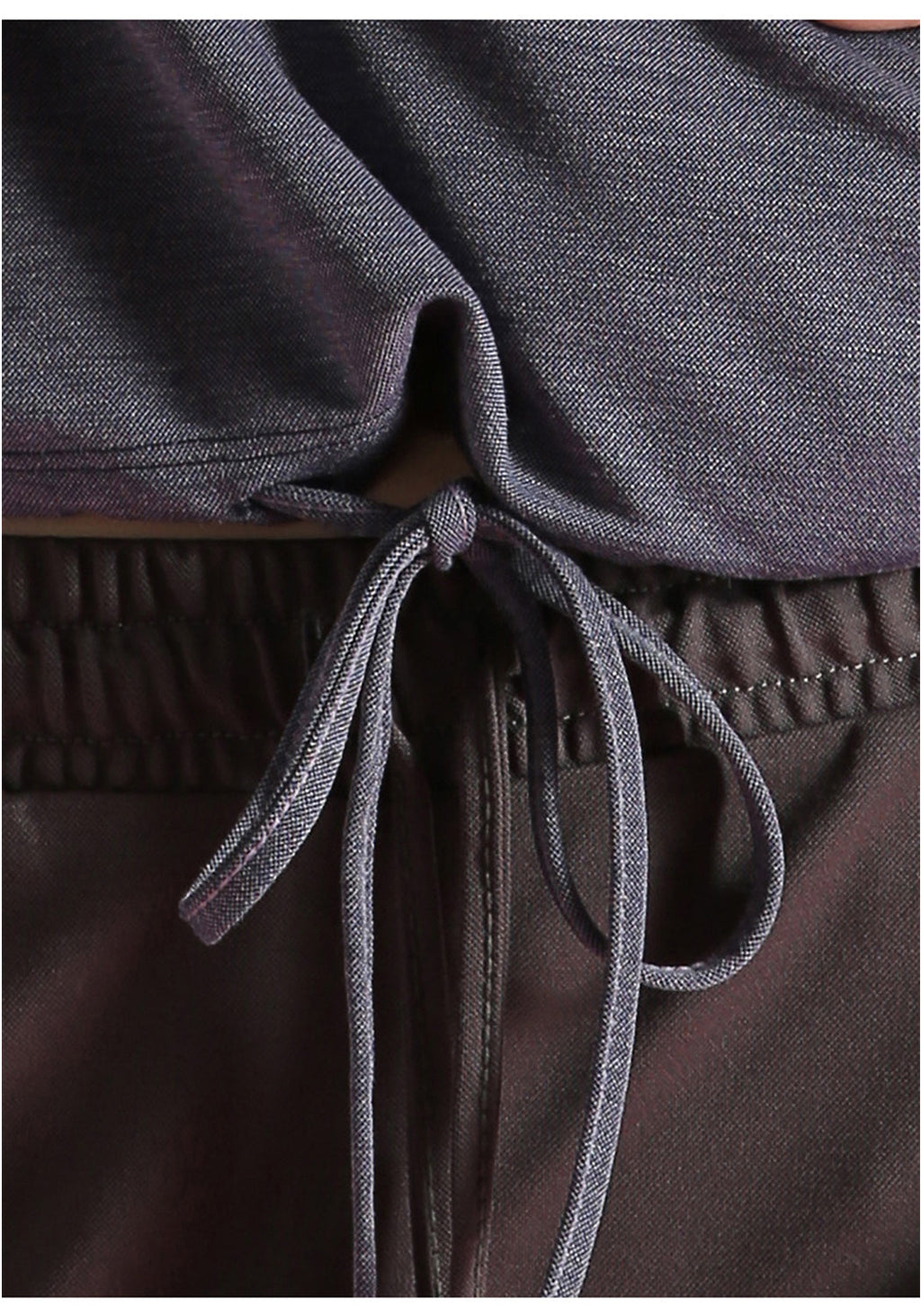 Chaqueta deportiva con capucha y manga larga de color liso