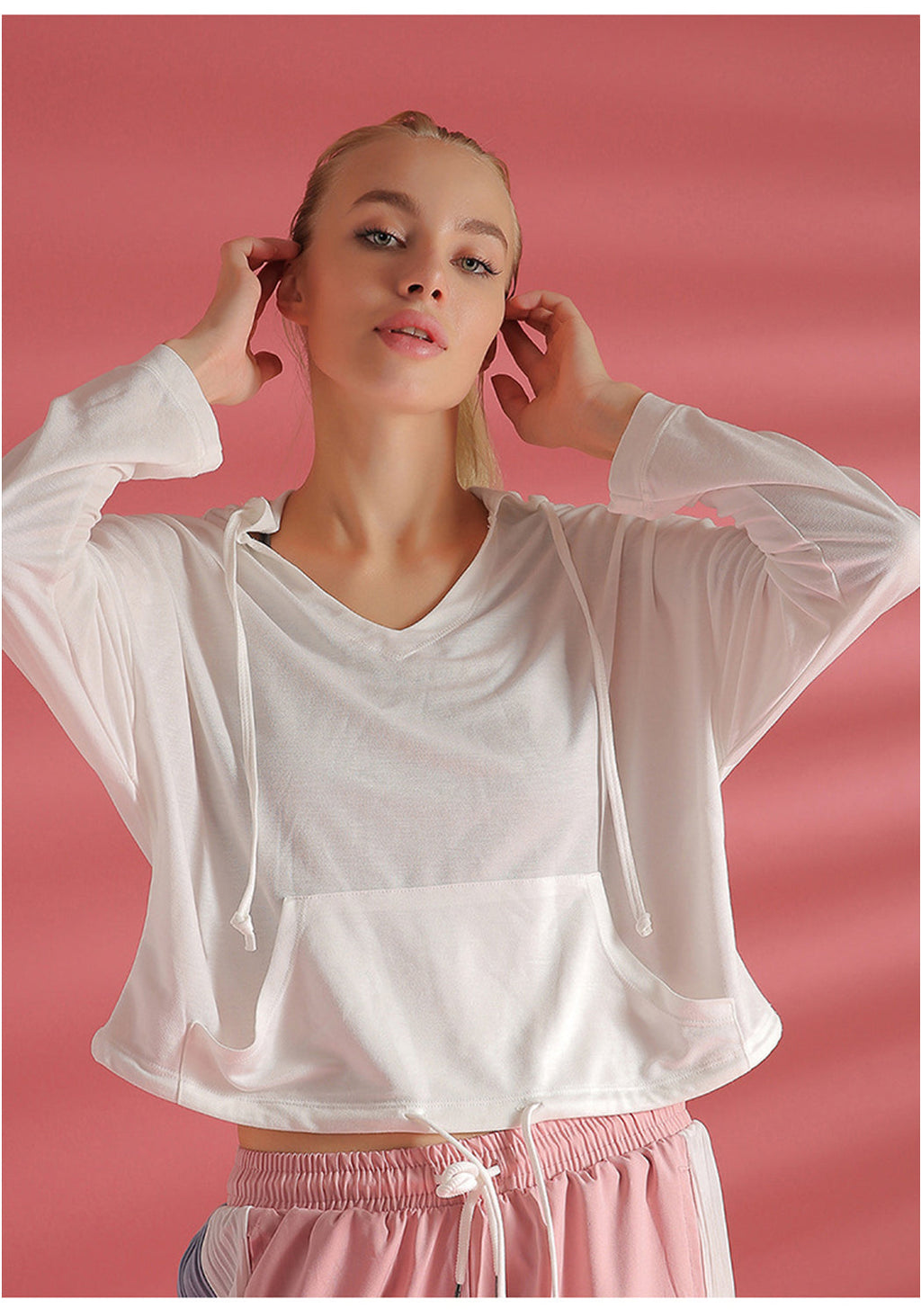 Chaqueta deportiva con capucha y manga larga de color liso