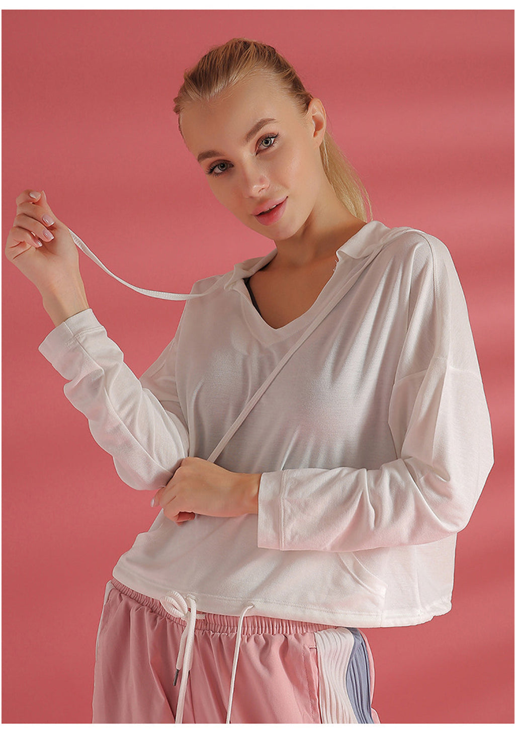 Chaqueta deportiva con capucha y manga larga de color liso