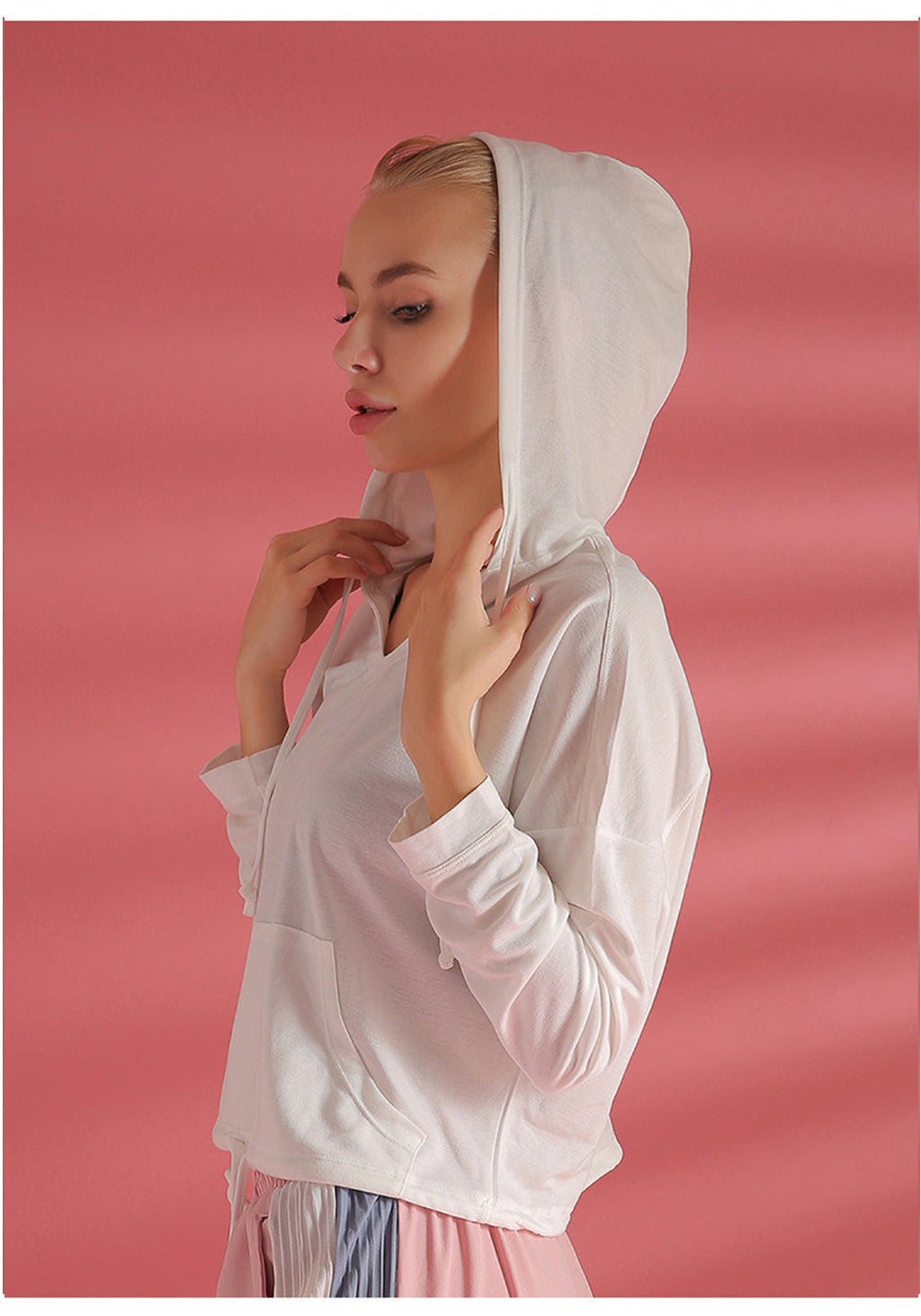Chaqueta deportiva con capucha y manga larga de color liso