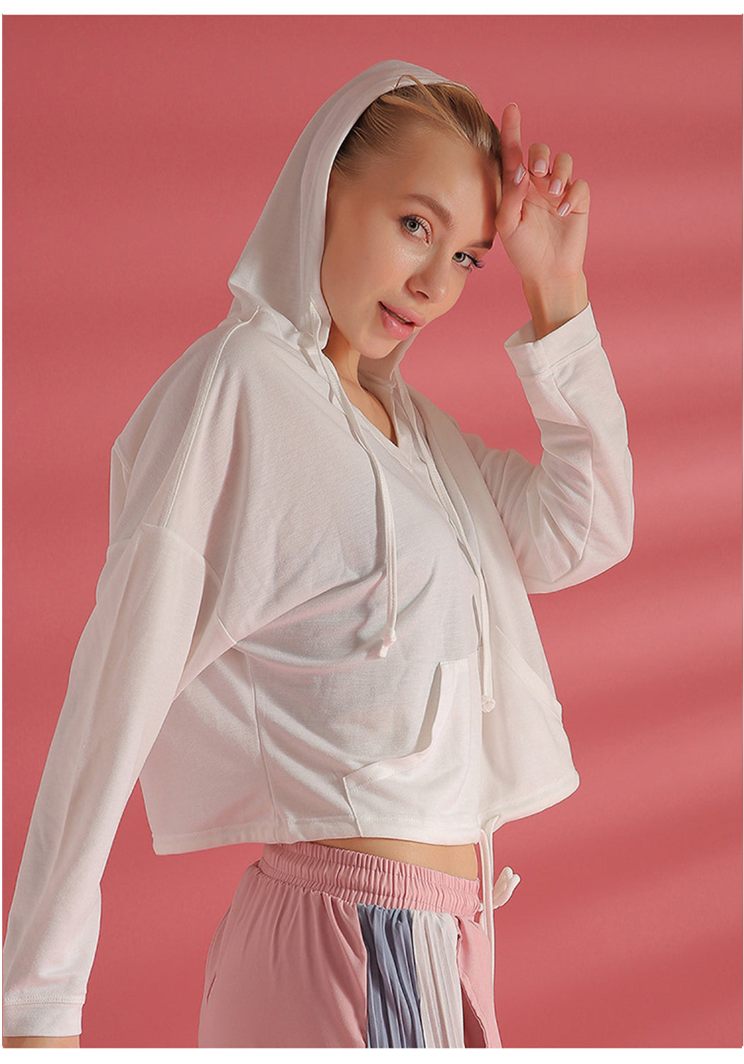 Chaqueta deportiva con capucha y manga larga de color liso