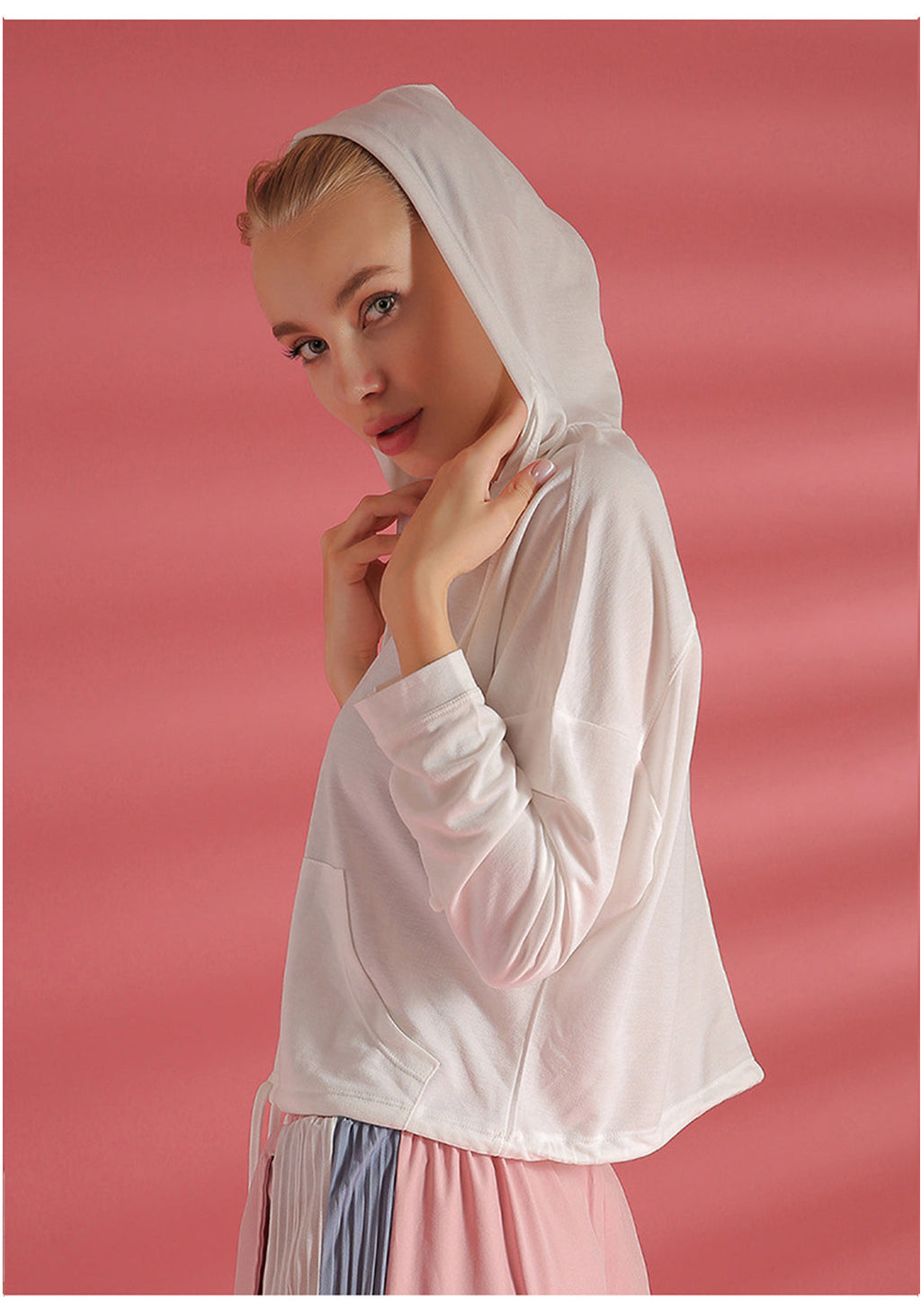 Chaqueta deportiva con capucha y manga larga de color liso