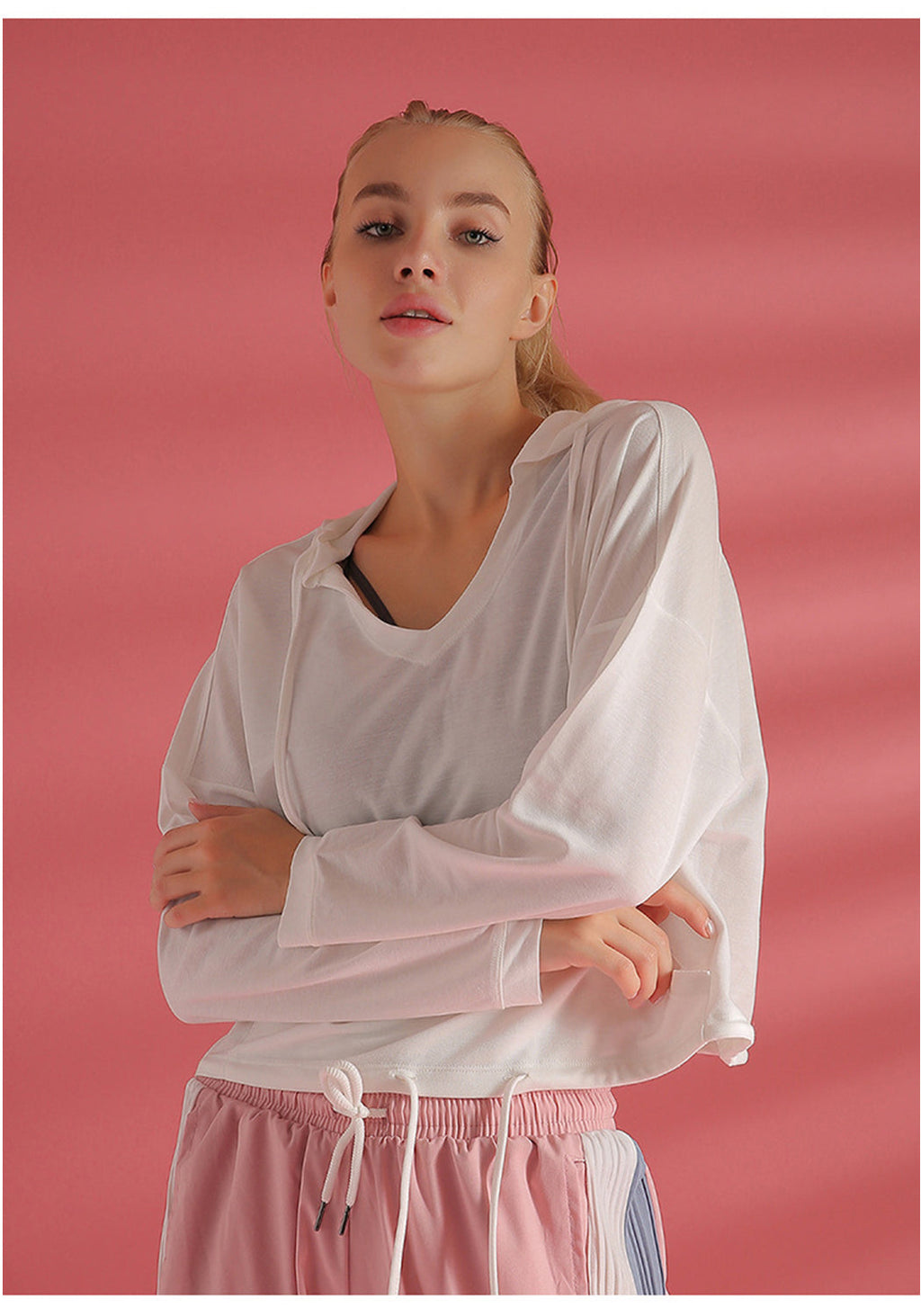 Chaqueta deportiva con capucha y manga larga de color liso