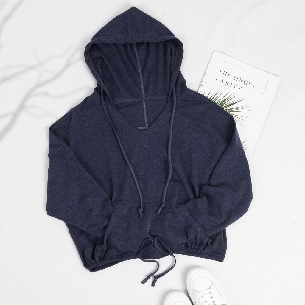 Chaqueta deportiva con capucha y manga larga de color liso