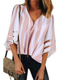 Camisa con estampado de rayas y mangas acampanadas con escote en V