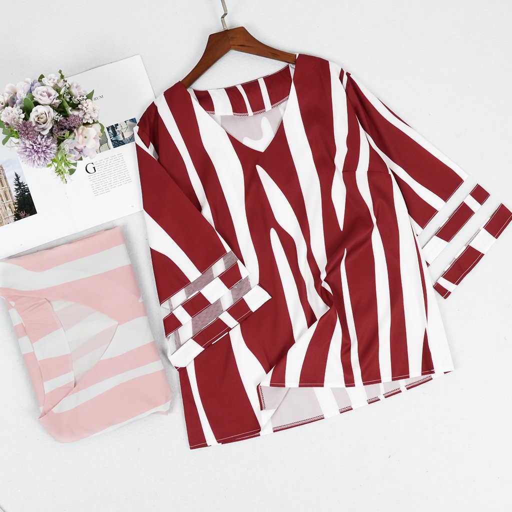 Camisa con estampado de rayas y mangas acampanadas con escote en V