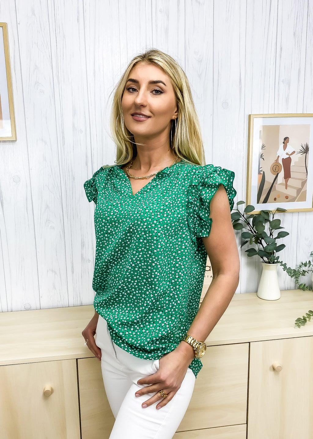 Blusa con escote en V dividido y mangas con volantes