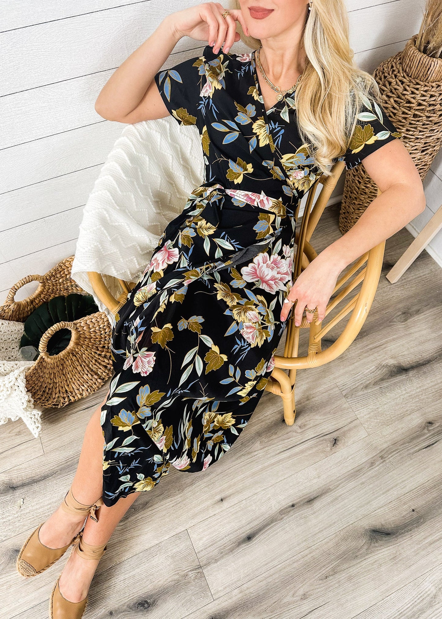 Vestido cruzado de lujo con estampado floral 