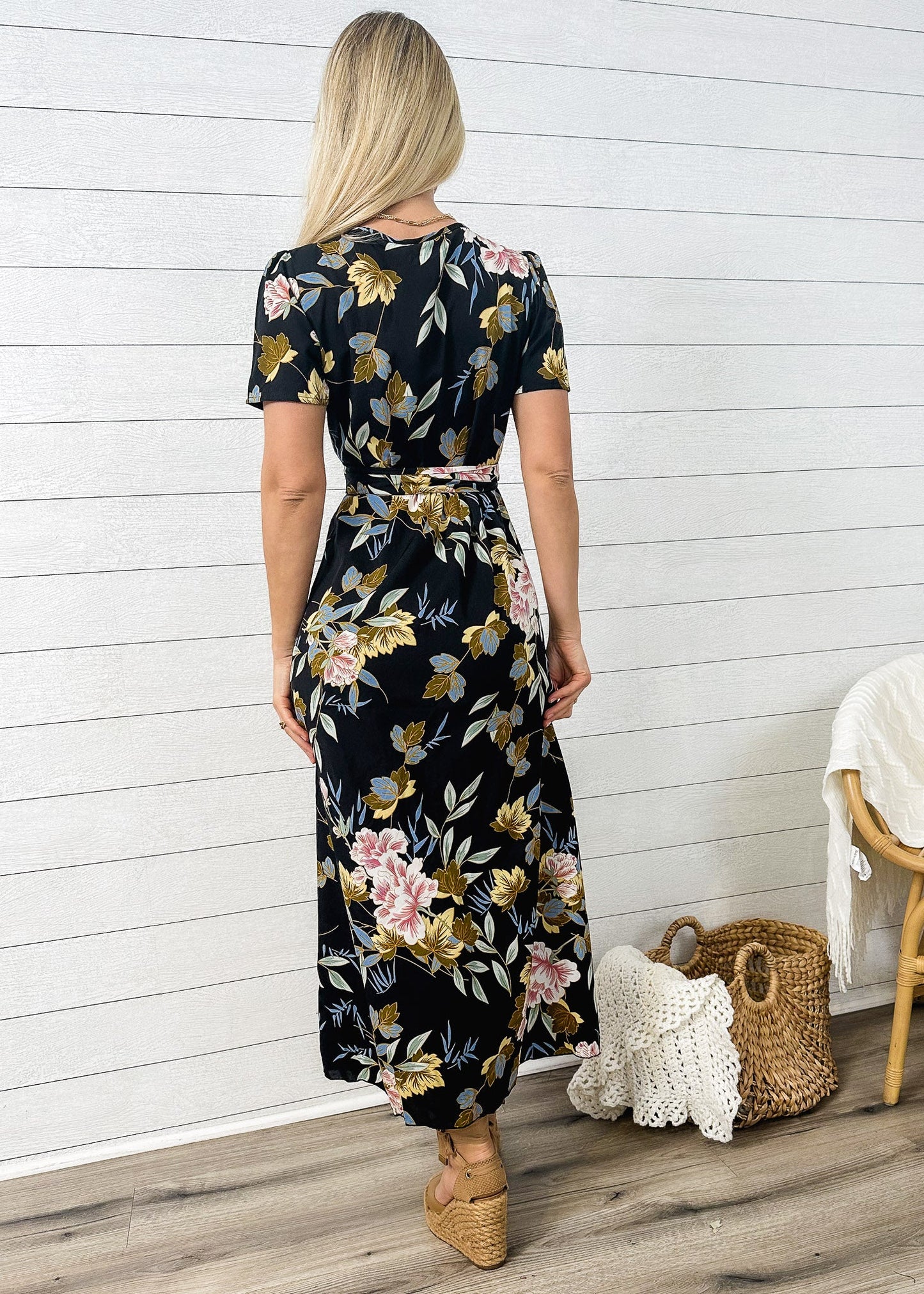 Vestido cruzado de lujo con estampado floral 