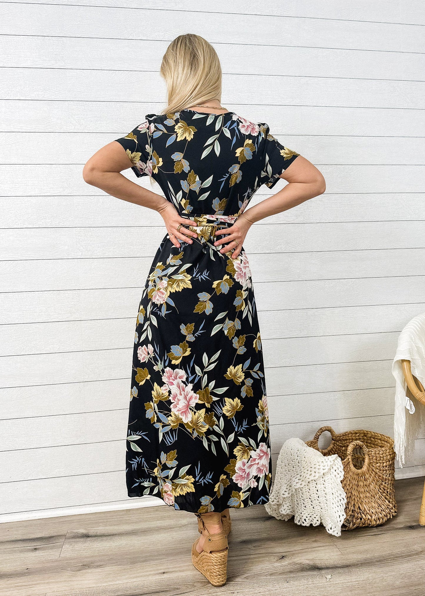 Vestido cruzado de lujo con estampado floral 