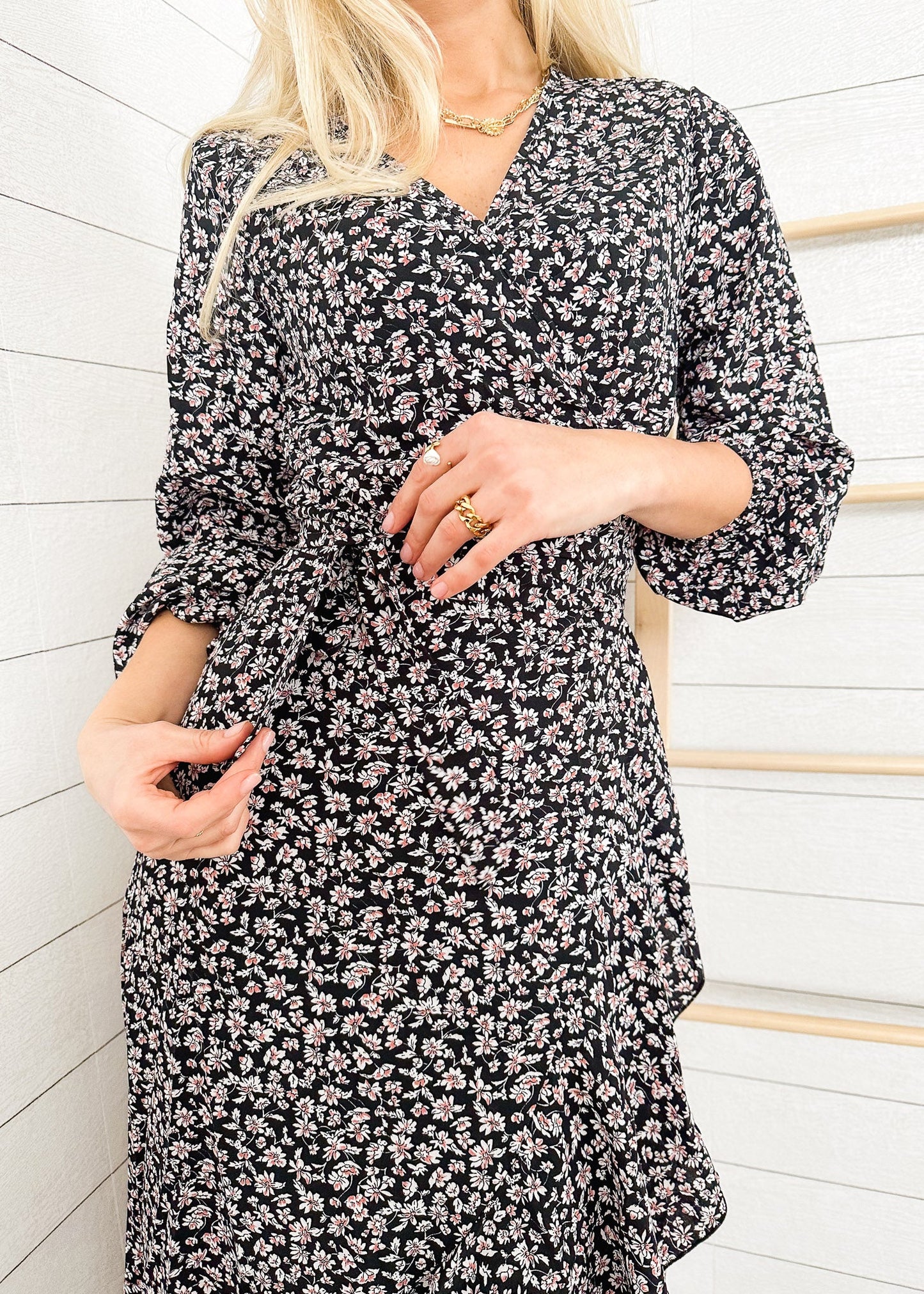 Vestido midi cruzado con estampado floral 