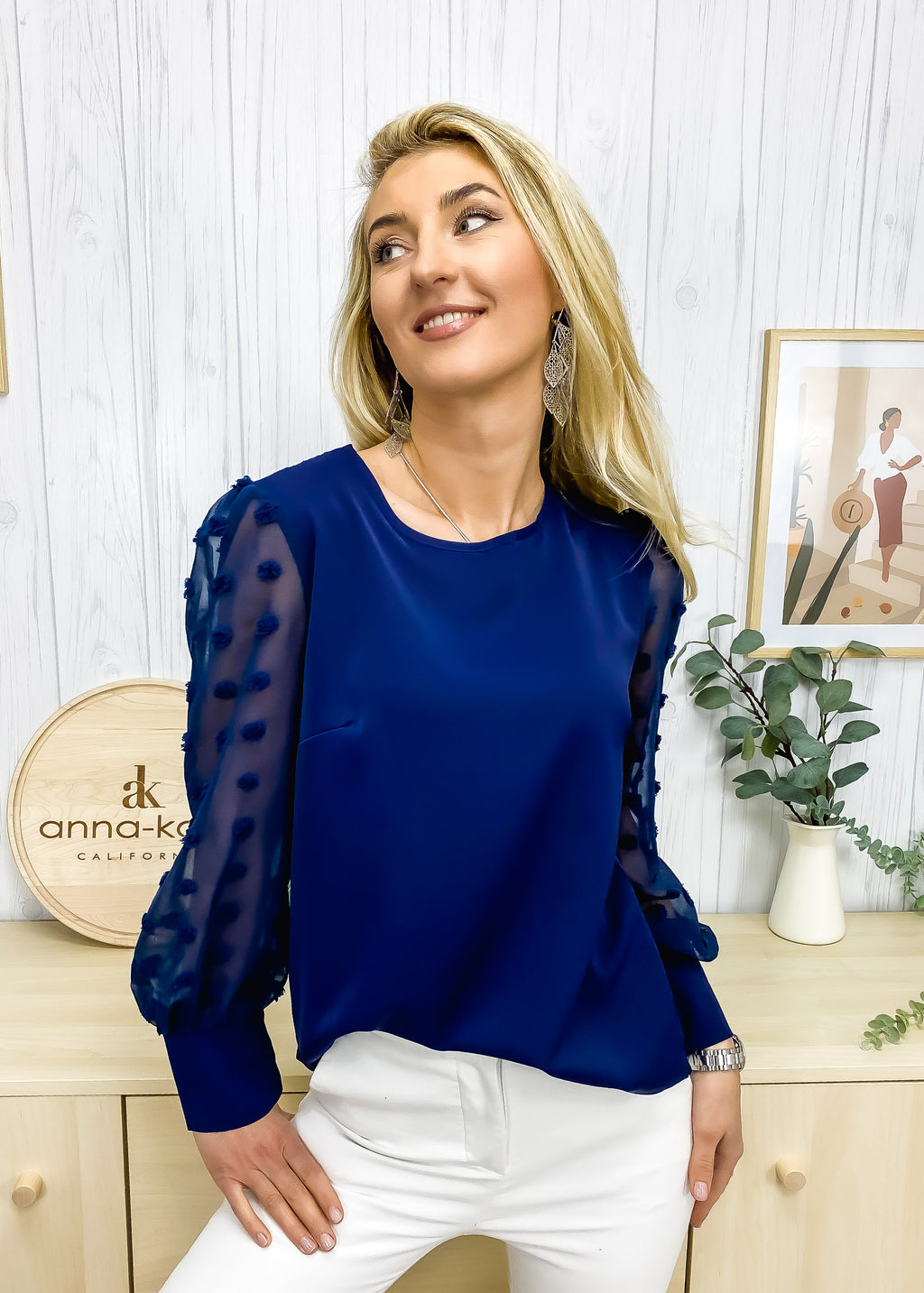 Blusa de lunares suizos con mangas transparentes 