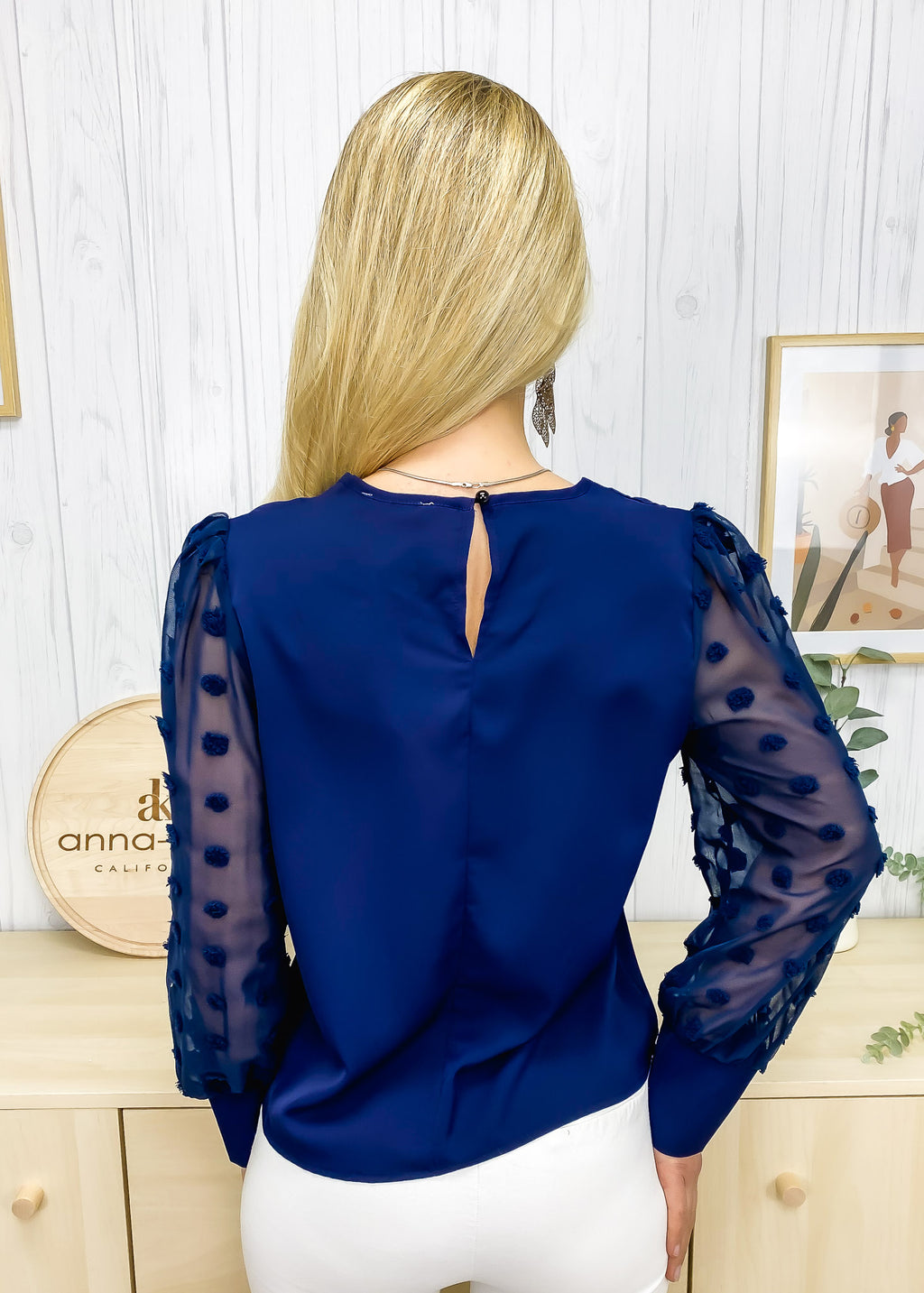 Blusa de lunares suizos con mangas transparentes 