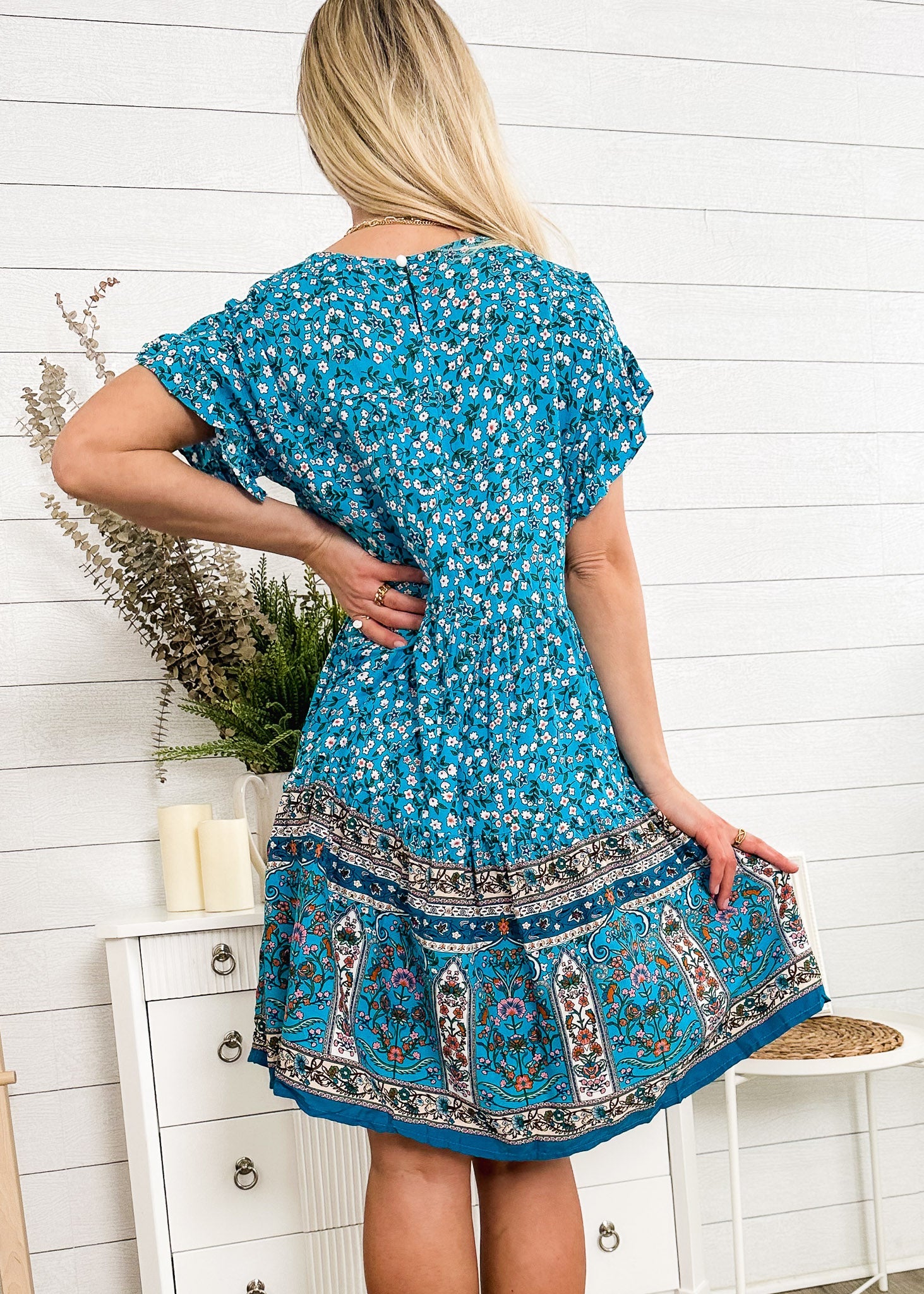 Vestido bohemio de manga corta con volantes 
