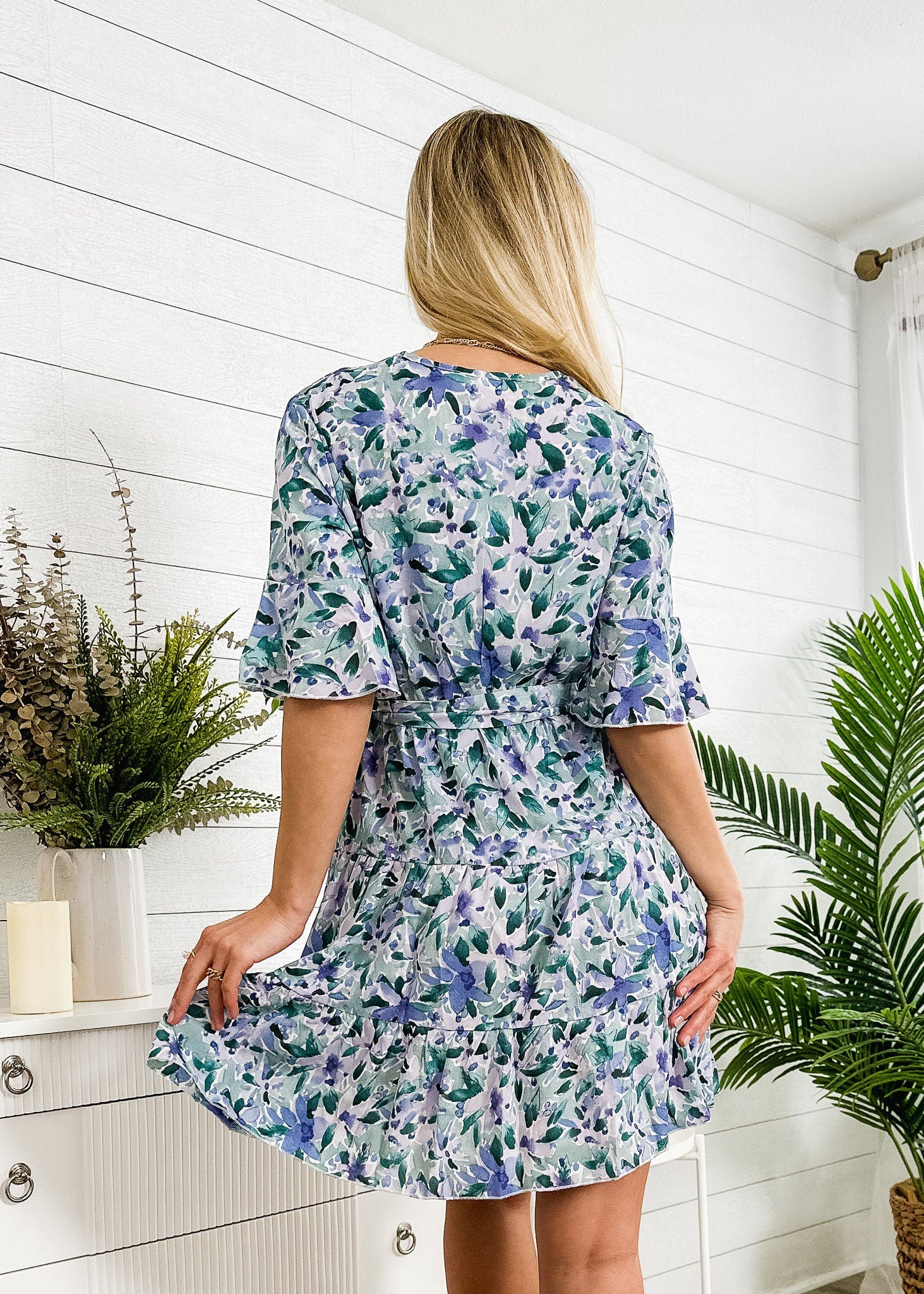 Vestido floral con capas y mangas con volantes 