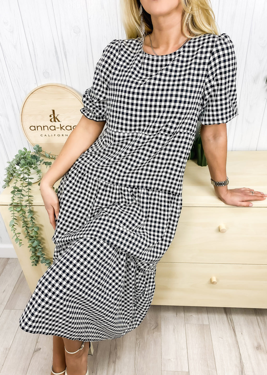 Vestido largo de manga corta con estampado de lunares suaves 