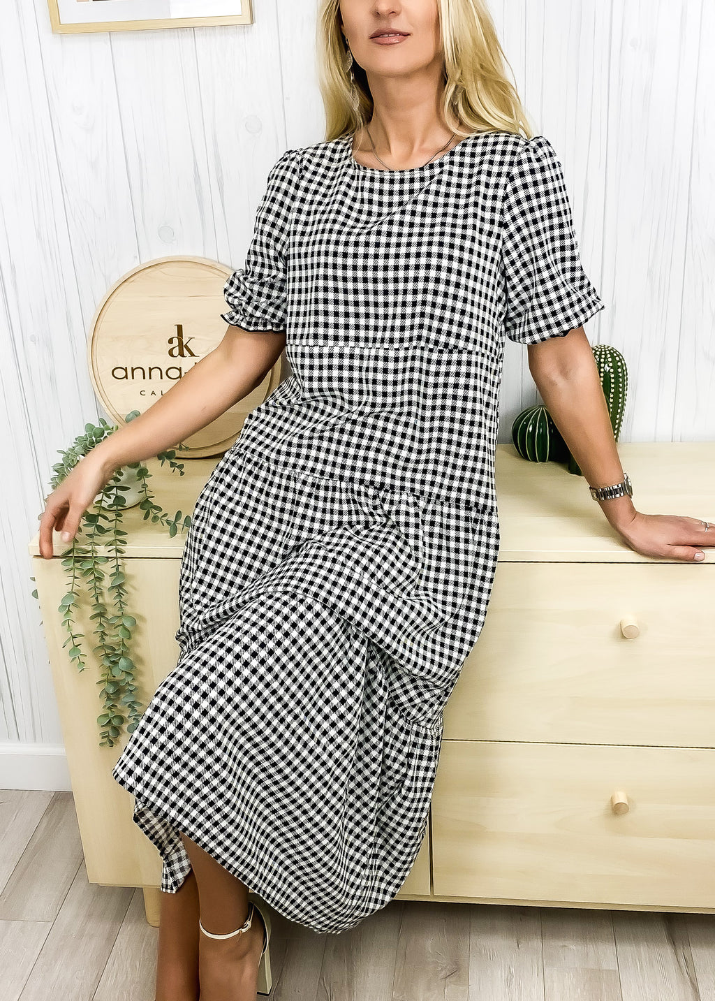 Vestido largo de manga corta con estampado de lunares suaves 