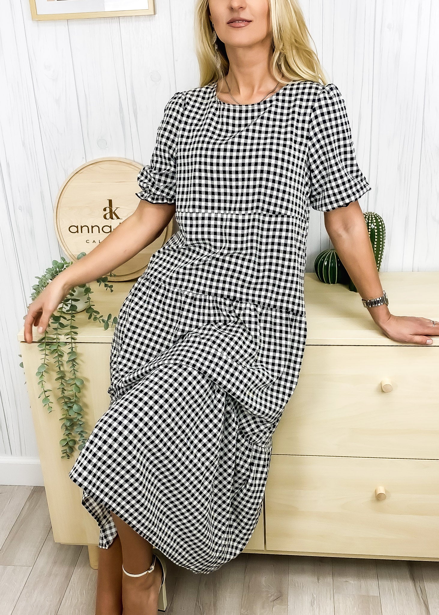 Vestido largo de manga corta con estampado de lunares suaves 