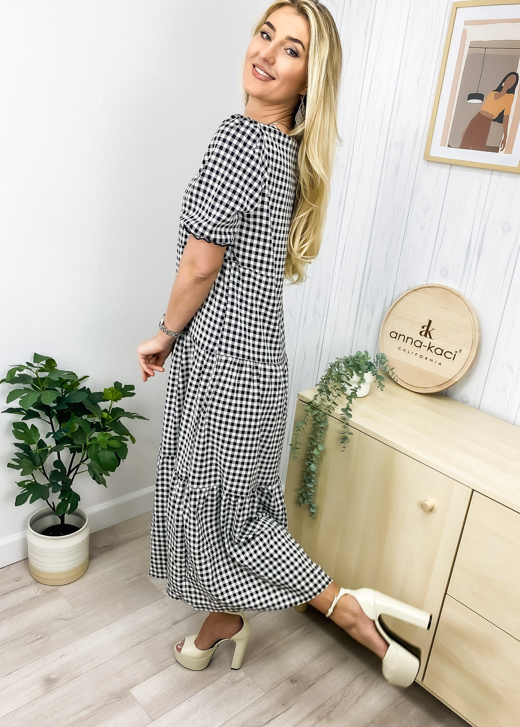 Vestido largo de manga corta con estampado de lunares suaves 