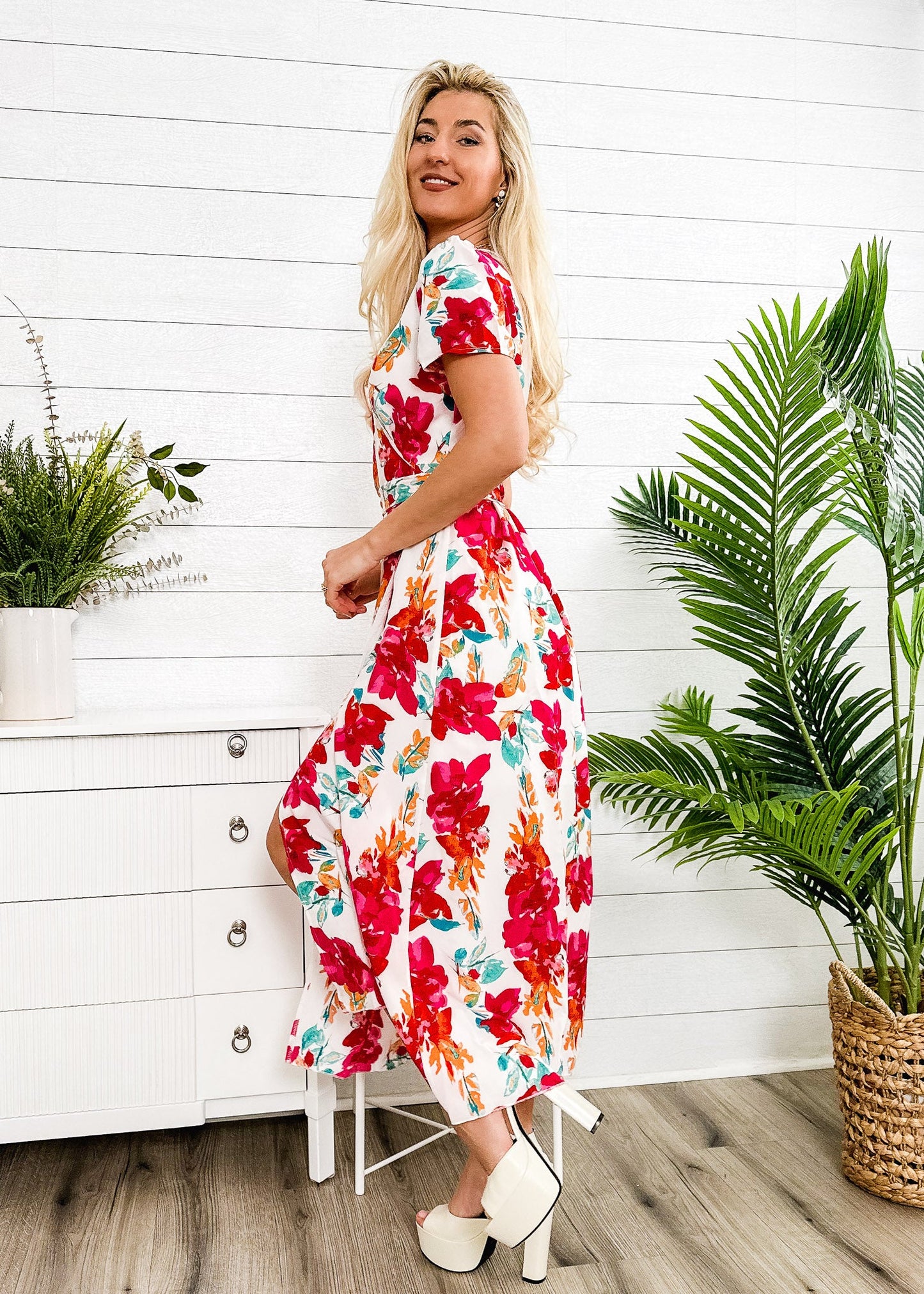 Vestido cruzado de lujo con estampado floral 