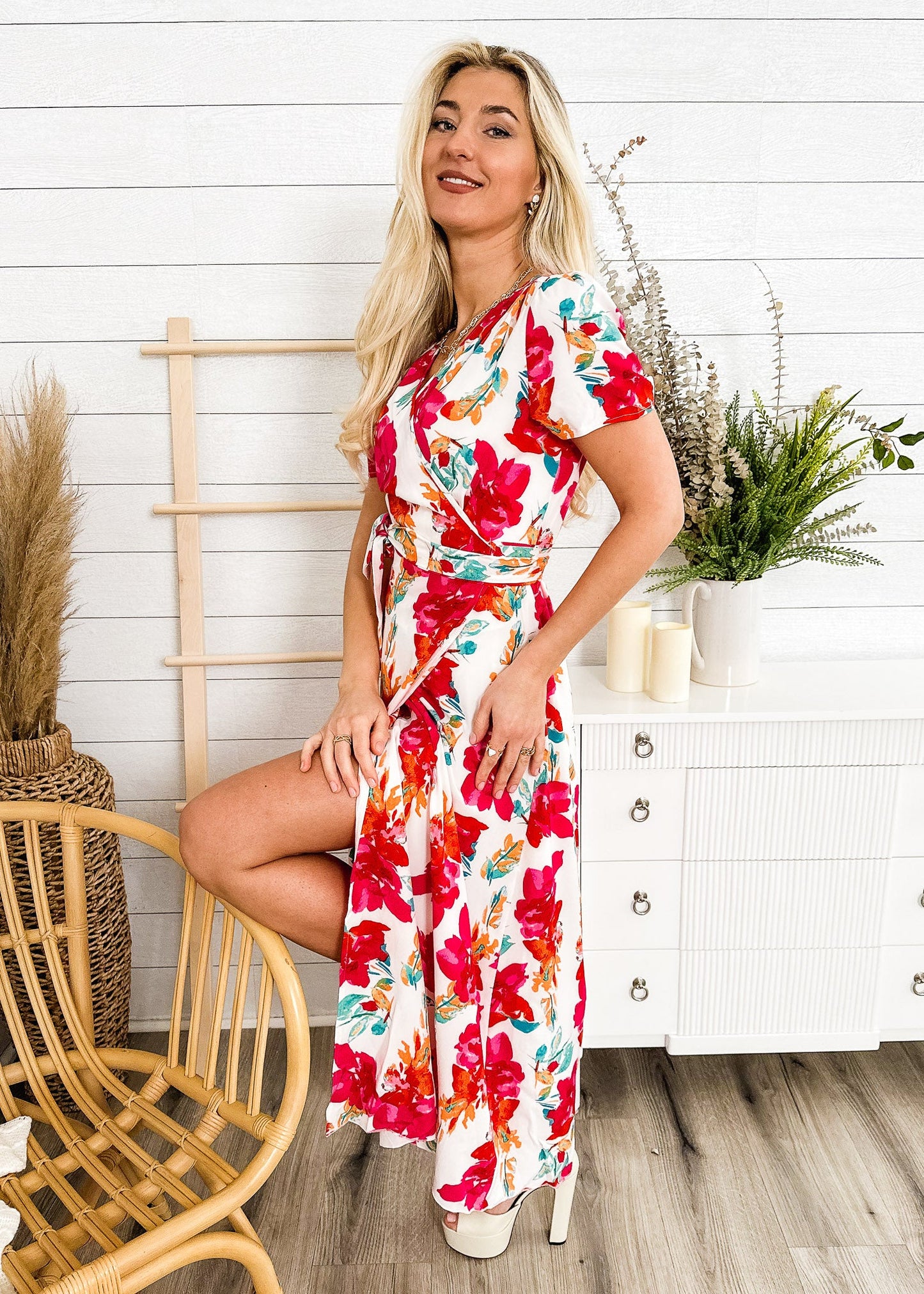 Vestido cruzado de lujo con estampado floral 