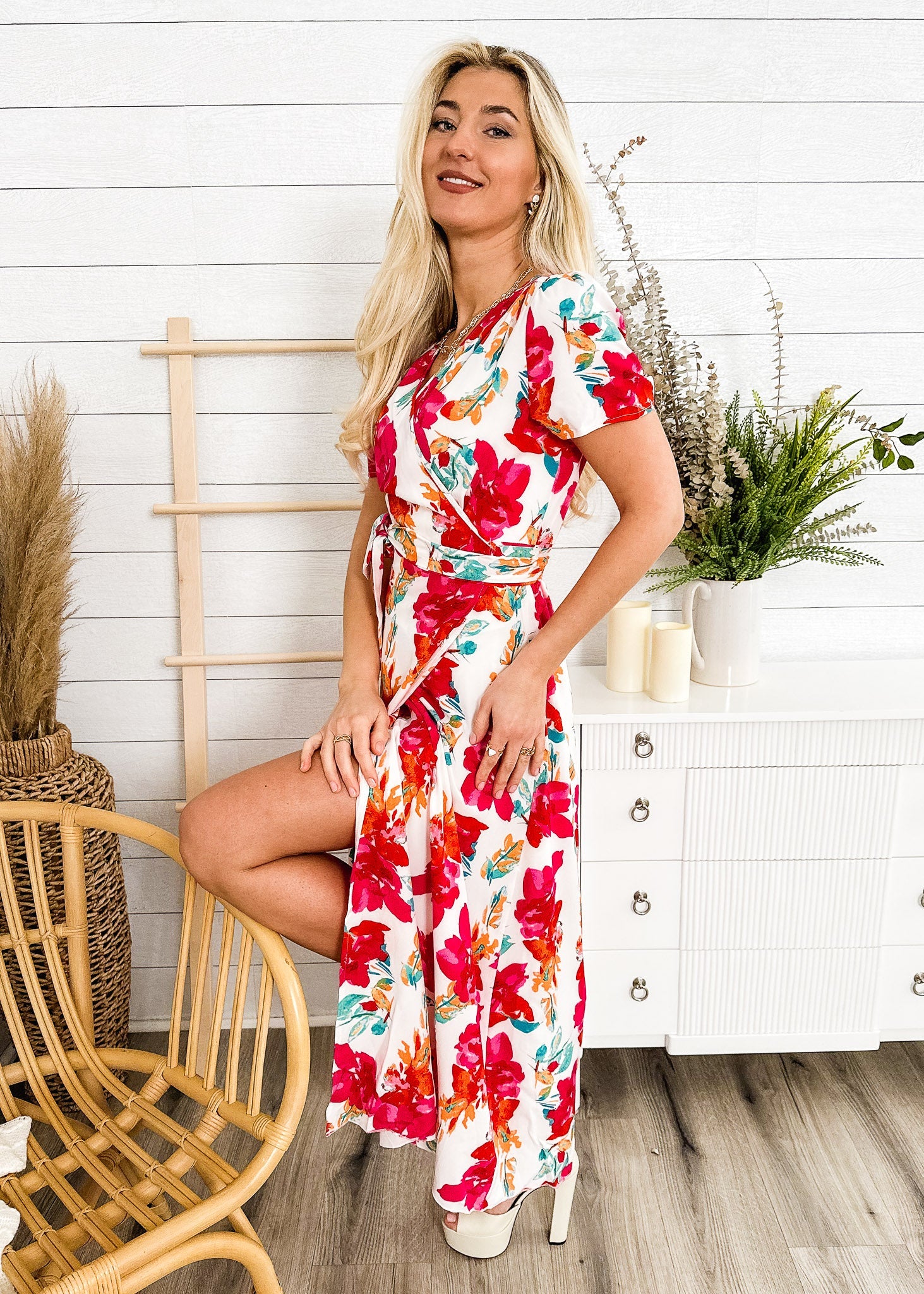 Vestido cruzado de lujo con estampado floral 