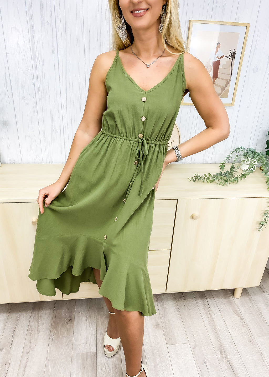 Vestido con cintura anudada y dobladillo asimétrico 
