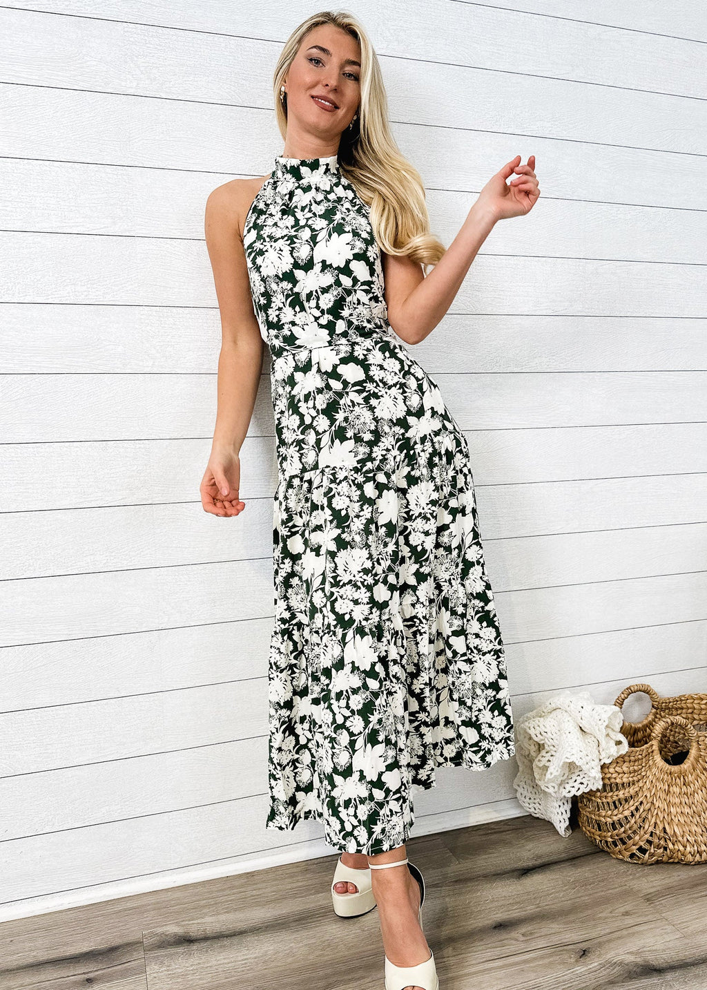 Vestido de verano con escote halter y capas 