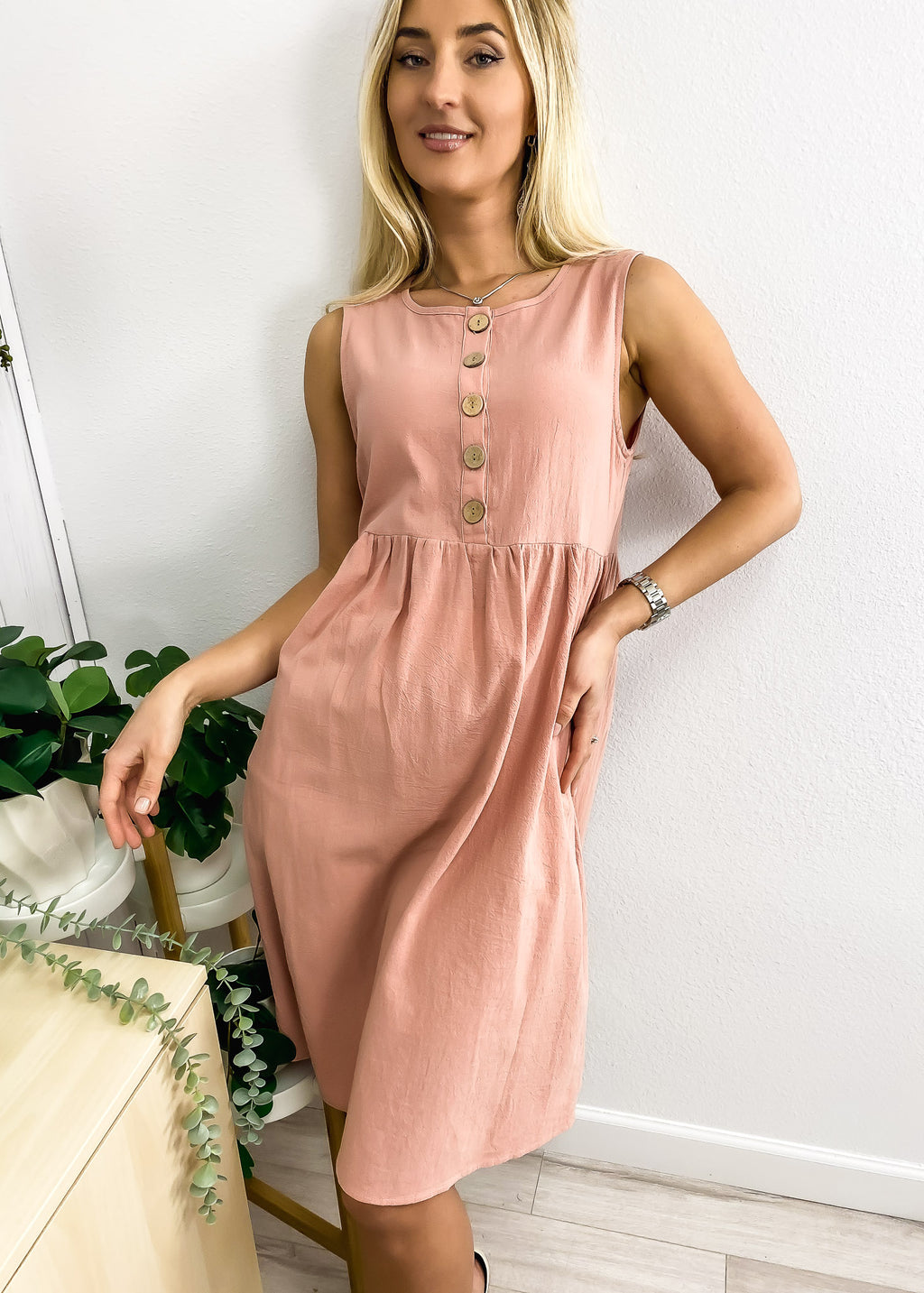 Vestido imperio con detalle de botones fruncidos 