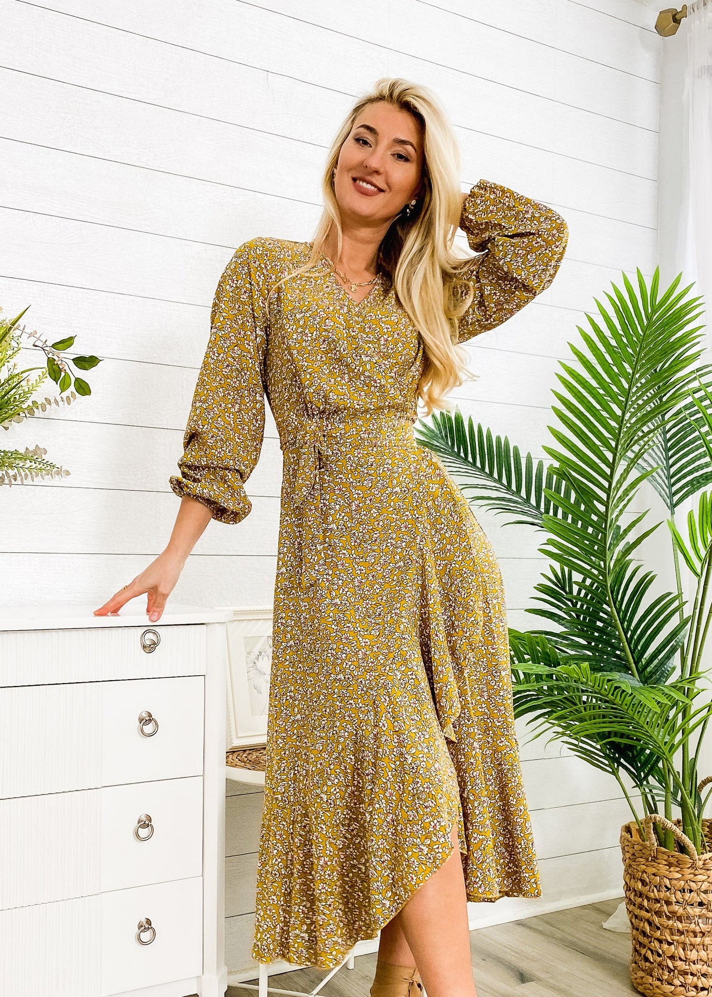 Vestido midi cruzado con estampado floral 